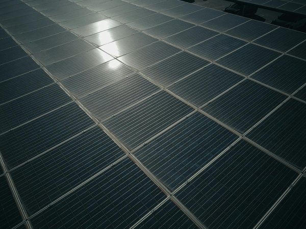 Ombrières photovoltaïques : économisez tout en vous protégeant !